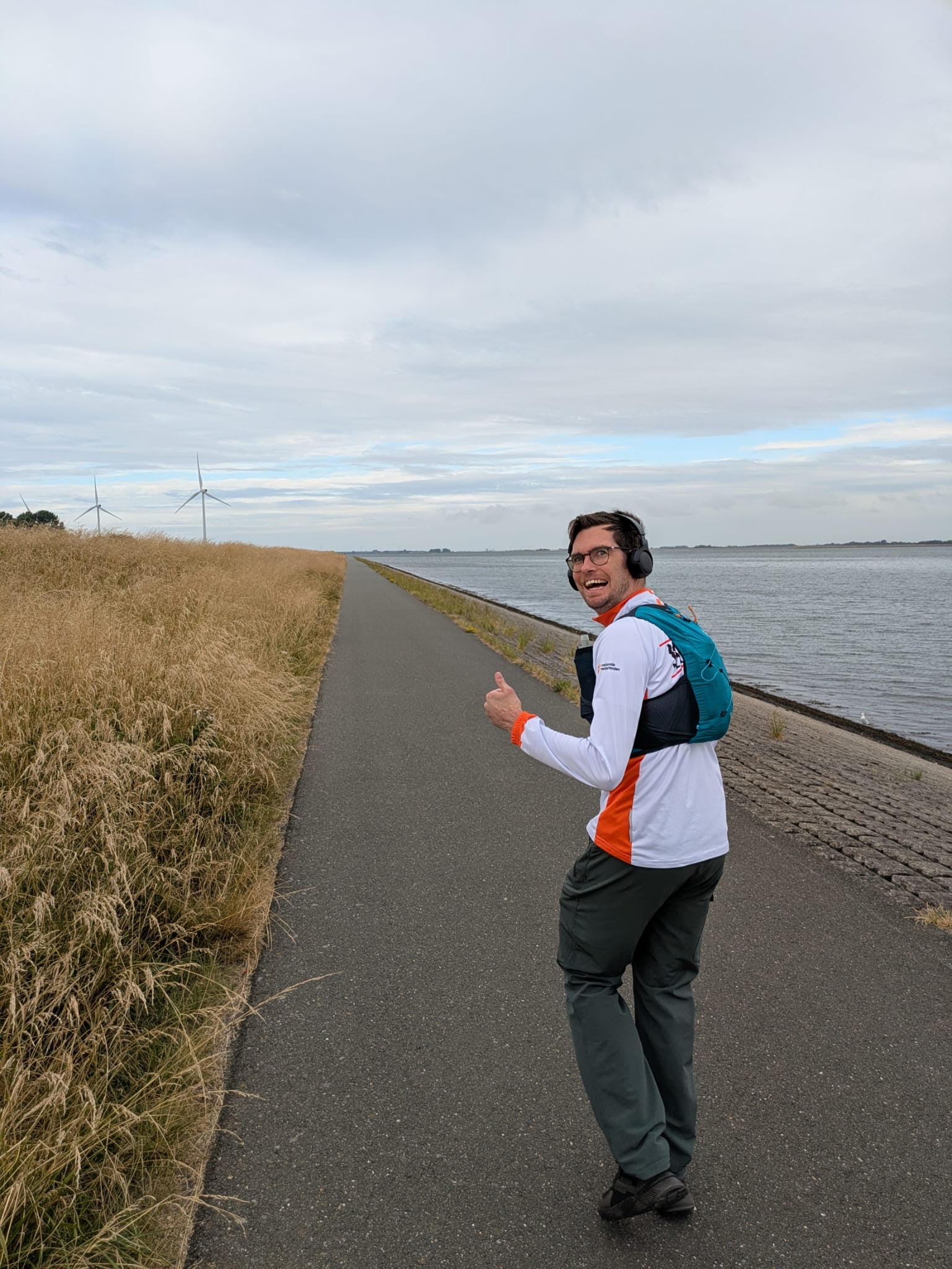Huppelend over de finish tijdens de Omloop (deel 1)